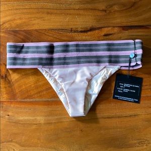 Acacia Hamptons Olympia bottom